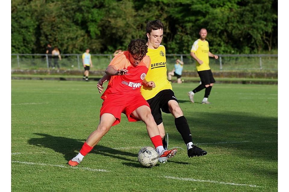 Pfeddersheims Tobias Kronenberger (rotes Trikot) wird vom Budenheimer Luis Wachsmuth gestellt.	Foto: Dirigo/pakalski-press