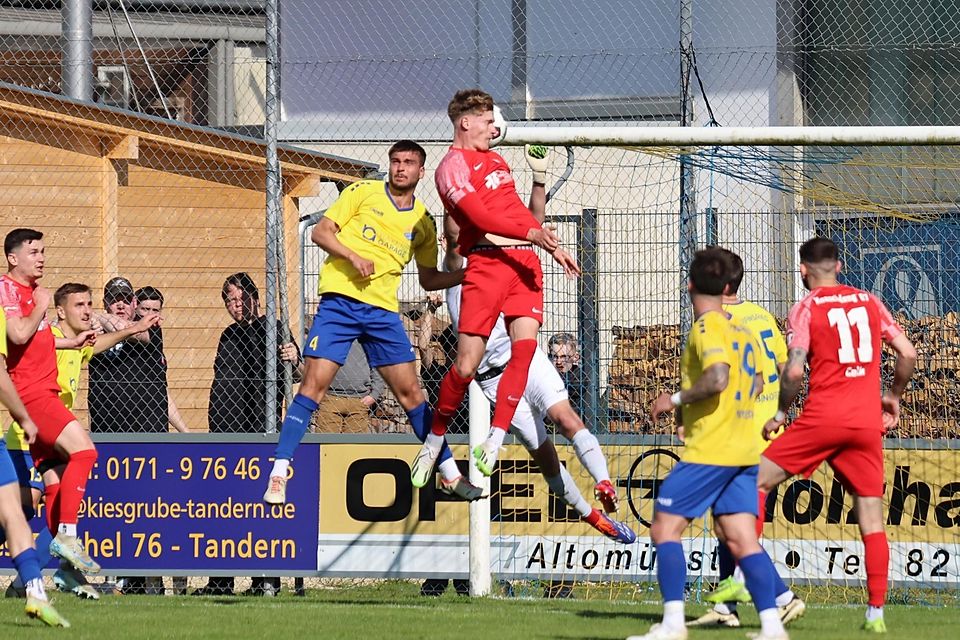 Da war die Welt noch in Ordnung für den SV Heimstetten: Jordi Woudstra springt höher als FCP-Innenverteidiger Stefan Ilic und köpft zur Führung ein.