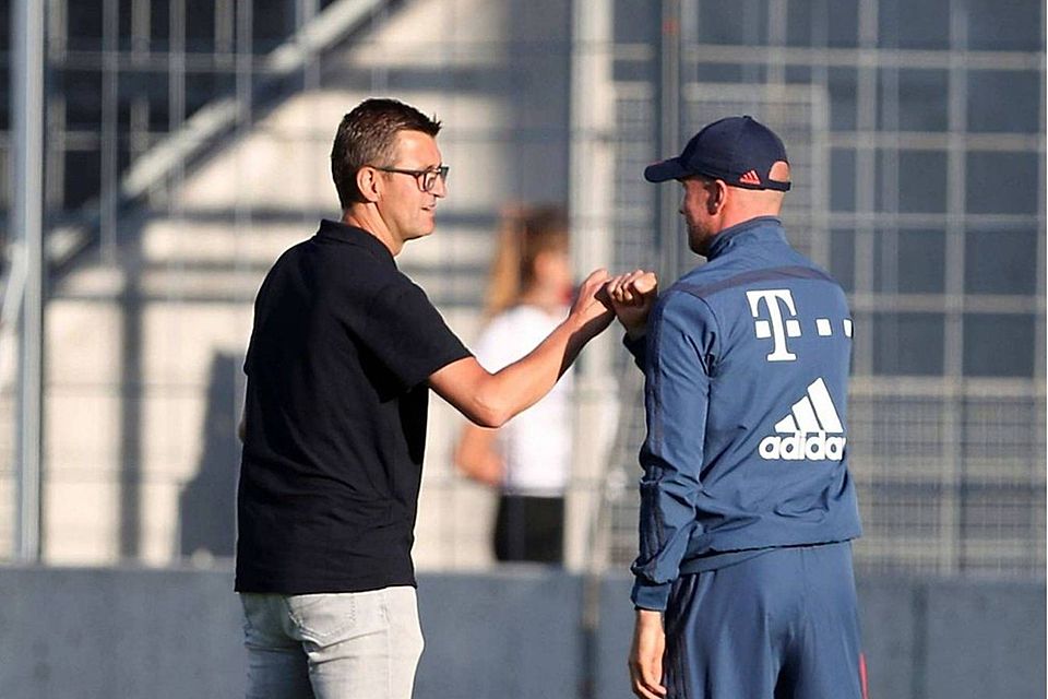Michael Köllner (li.) mit dem ehemaligen Trainer des FC Bayern II, Sebastian Hoeneß. 