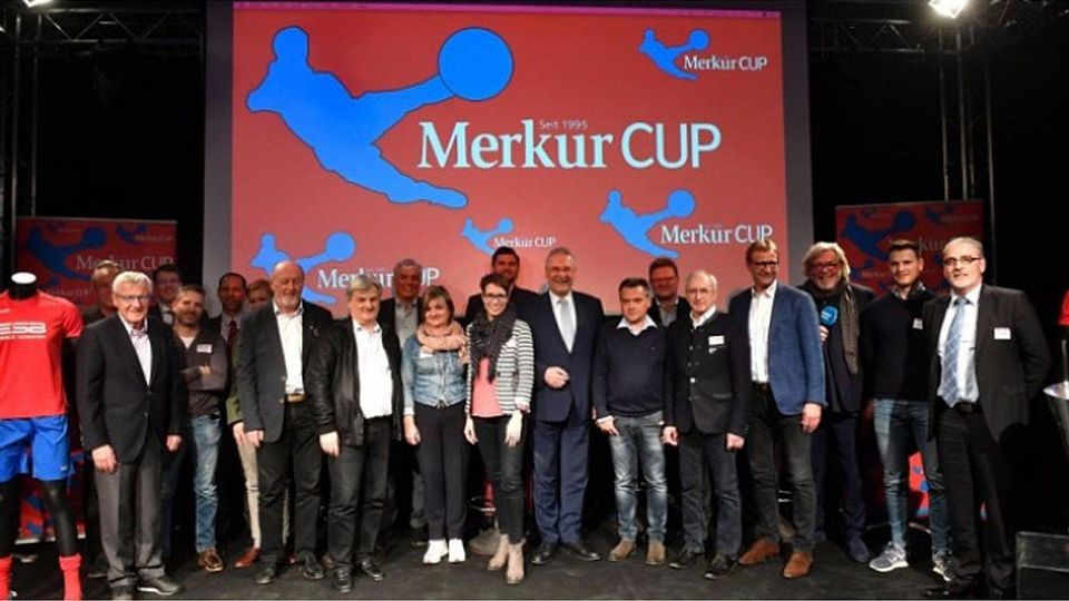 Sie blicken dem Merkur CUP 2018 erwartungsfroh entgegen: (v.l.) Merkur-Sportchef Armin Gibis, Merkur-Verleger Dirk Ippen, Bernhard Failer (Raiffeisen-Volksbank Ebersberg), Rainer Ebenwaldner (Autohaus Ebersberg), Merkur-Chefredakteur Georg Anastasiadis, Beate Zarges (Energie Südbayern), Merkur CUP-Spielleiter Peter Papistock, BFV-Vizepräsident Reinhold Baier, Helmut Bräckle (E.ON), Christiane Kügl