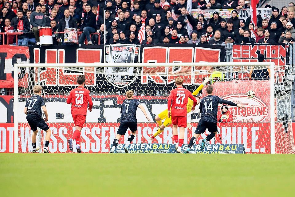 Der Freistoß zum 1:0 für Haching: Fabio Torsiello versenkt die Kugel für zur Führung.