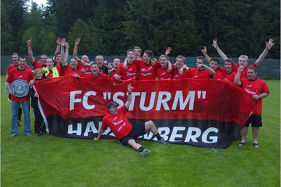 Der FC Sturm Hauzenberg ist in der Kreisklasse angelangt. Vorne liegend : Maskottchen Toni              Foto : Dirk Meier