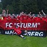 Der FC Sturm Hauzenberg ist in der Kreisklasse angelangt. Vorne liegend : Maskottchen Toni              Foto : Dirk Meier