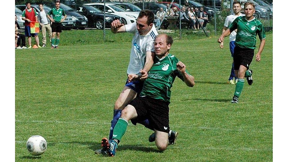 Elfmeter ja oder nein? Schlussendlich ist diese Situation im Apfelstetter Strafraum gegen Florian Stefan (links) nicht spielentscheidend. Der Stürmer des FC Trailfingen/Seeburg erzielt das 2:1 und sorgt damit für den Meistertitel.