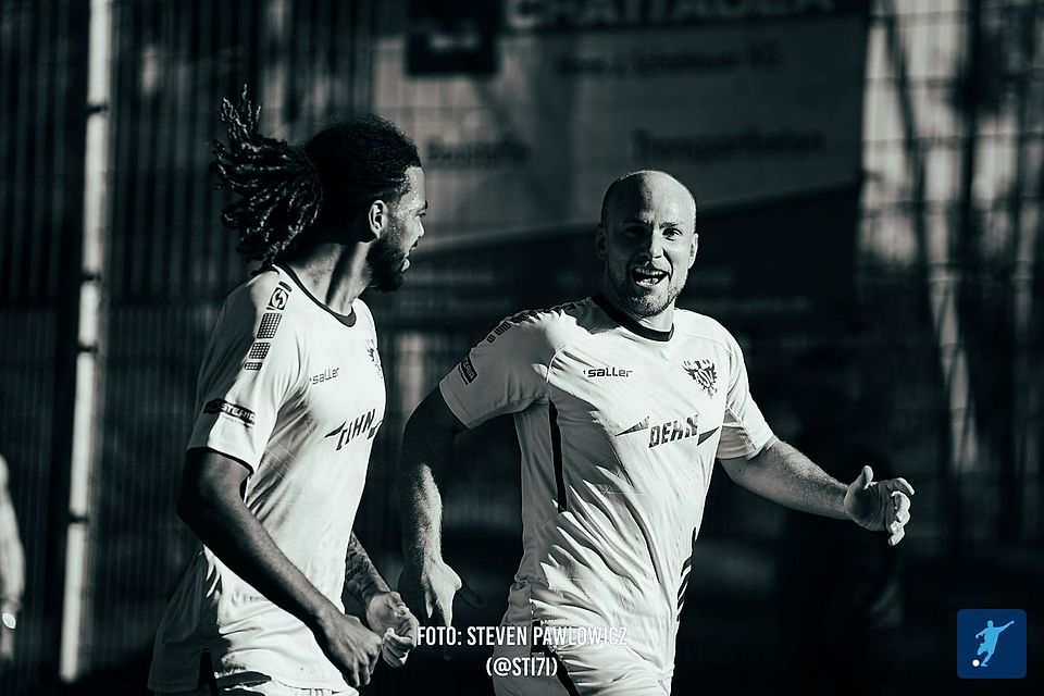 Ehre, wem Ehre gebührt: Das Titelbild zum Rückrunden-Auftakt gehört Hinrunden-Meister Neumarkt.