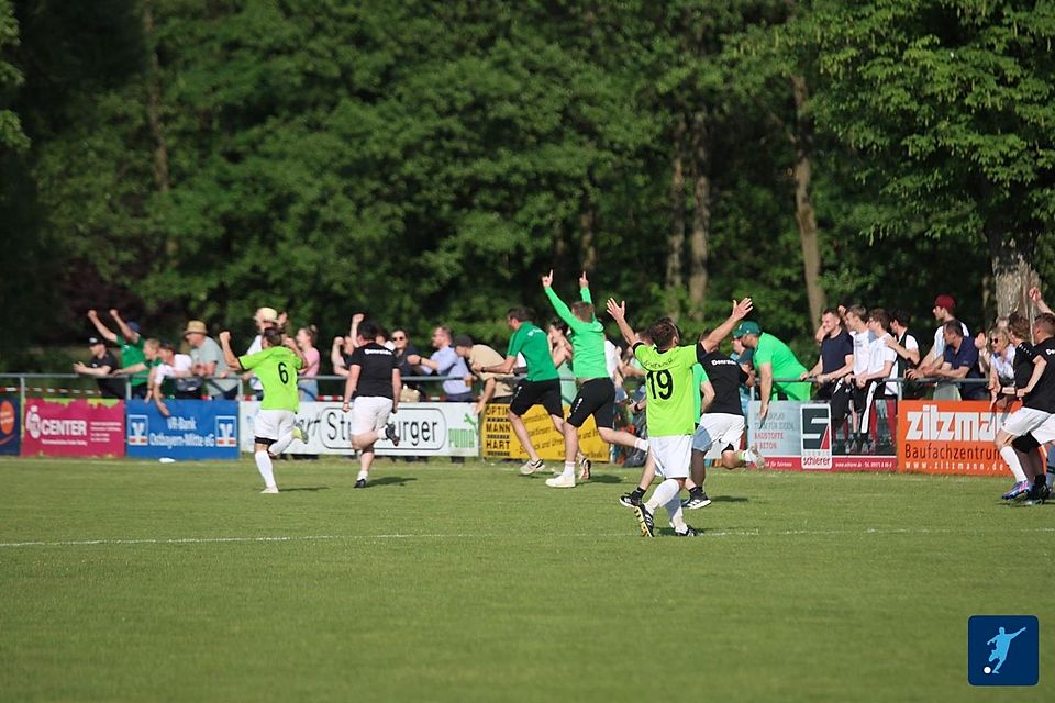 Der SV Thenried in den hellgrünen Trikots hat's gepackt.