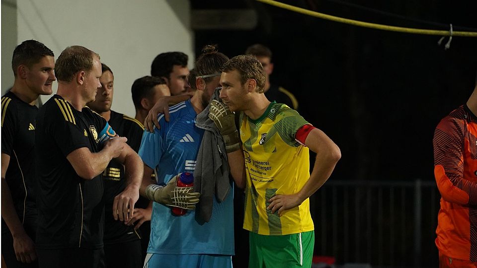 Man kennt sich gut: Ex-SG Torhüter Stephan Kumpfmüller und SG Stürmer Matthias Vitlal