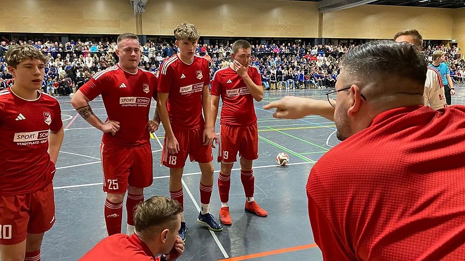 Vor einem Jahr feierte Robert Madl (rechts) in der Freyunger Dreifachturnhalle seinen Einstand als Mauther Trainer.