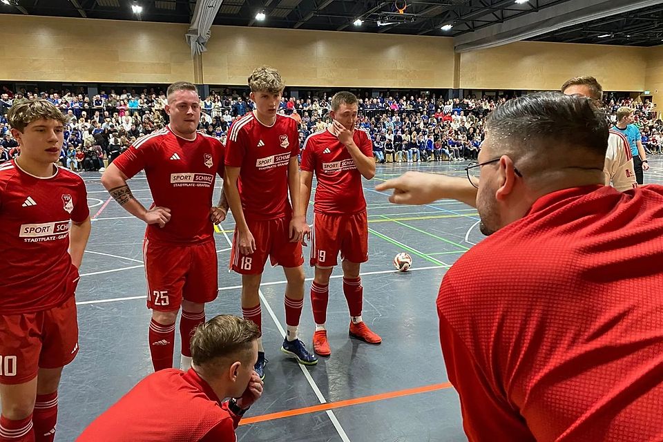 Vor einem Jahr feierte Robert Madl (rechts) in der Freyunger Dreifachturnhalle seinen Einstand als Mauther Trainer.