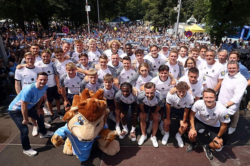 Das ganz große Löwenrudel: Spieler, Fans, Staff und Maskottchen Sechzgerl posieren gemeinsam für die Kameras.