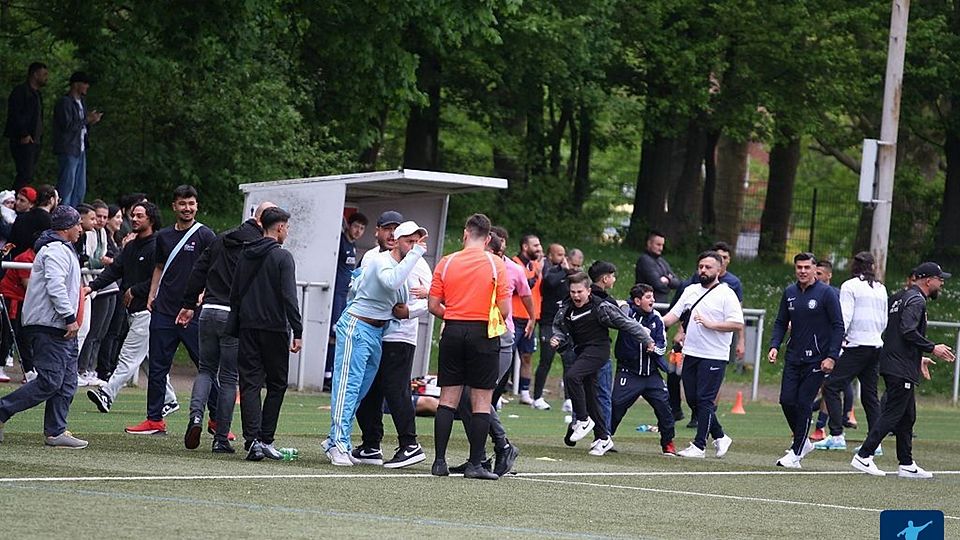 Eine Szene aus der Partie zwischen RW Germania und dem SC Osmanlispor, die dazu beigetragen hat, dass es im Fußball-Kreis Dortmund ein höchst unrühmliches Saisonende gibt.