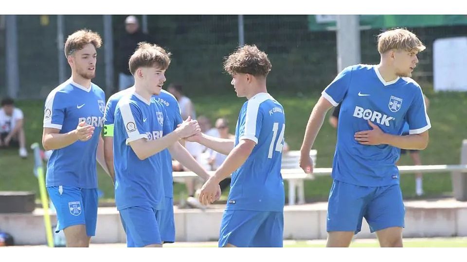 Gleich sechsmal kann der FC Cleeberg II im Heimspiel gegen die SG Hohenahr sich zu Toren gratulieren. Hier freut sich Maurice Florian (2.v.l.) mit Jan Ole Schimpf (2.v.r.) über das 2:0. © Steffen Bär