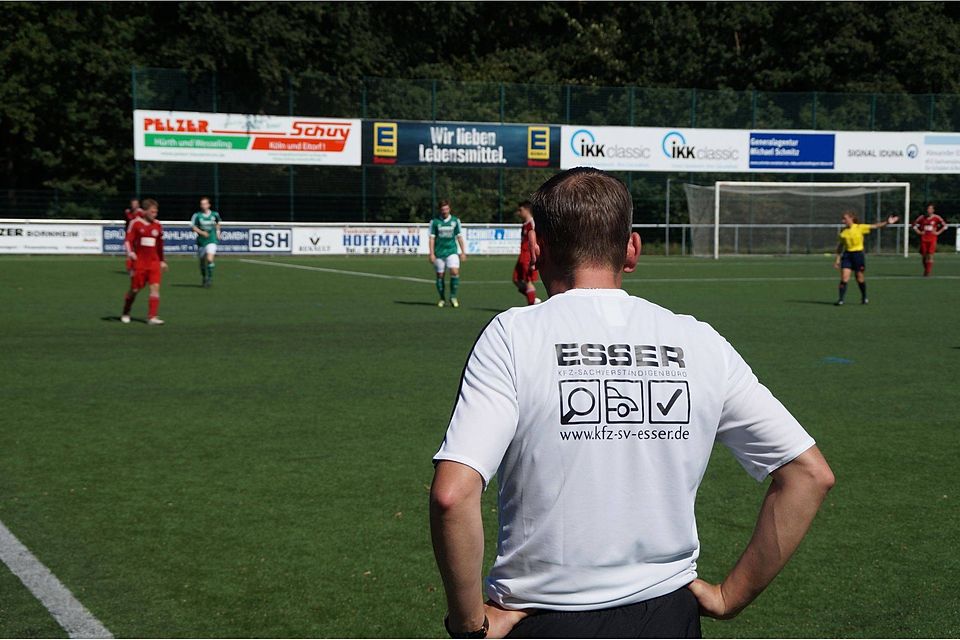 F: Bors Trainer Nils Hagner beobachtet das Spielgeschehen in der Röttgener Spielhälfte