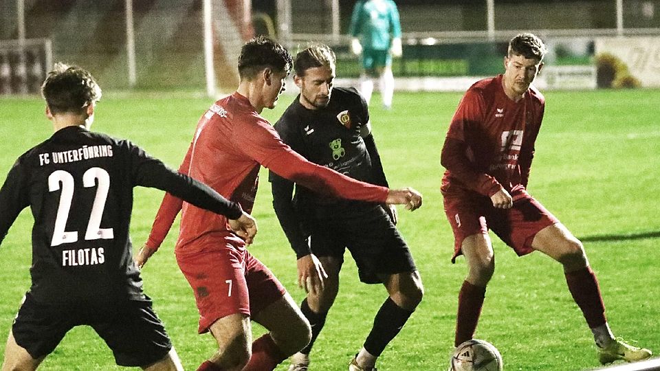 Nichts entgegenzusetzen hatten die Hallbergmooser Kicker um Julian Kristo (2. v. l.) und Fabian Porr (r.) gegen den Unterföhringer Angriffsfußball. Am Ende gab es eine 0:6-Klatsche.