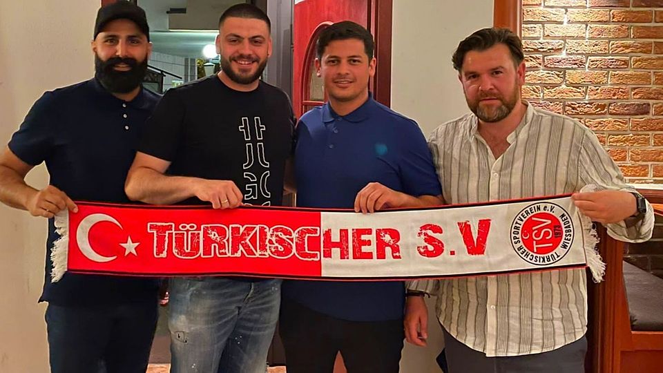 Das obligatorische Foto: Teammanager Mehmet Kirazli, Francesco Teodonno, TSV-Vorsitzender Ilkay Candogan und Trainer Hakan Tutkun (von links nach rechts) freuen sich auf die künftige Zusammenarbeit.