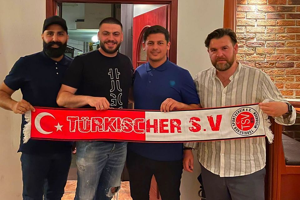 Das obligatorische Foto: Teammanager Mehmet Kirazli, Francesco Teodonno, TSV-Vorsitzender Ilkay Candogan und Trainer Hakan Tutkun (von links nach rechts) freuen sich auf die künftige Zusammenarbeit.