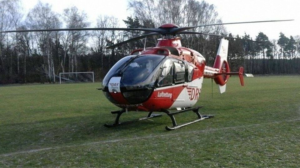 Ein Bild, das sich kein Verein wünscht: In Ahrensdorf musste am Wochenende der Rettungshelikopter der Lufthilfe landen, um einen verletzten Spieler ins Krankenhaus abzutransportieren. Foto: Eintracht Ahrensdorf
