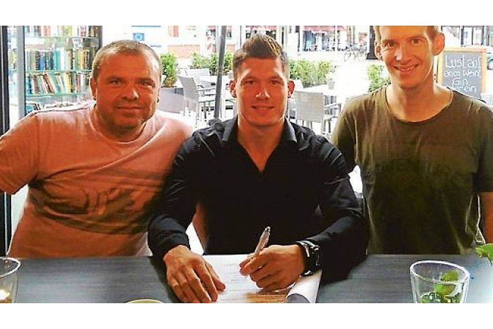 BVC-Trainer Petar Kosturkov (links) und Sebastian Schütte (Sportlicher Leiter, rechts) freuen sich über die Unterschrift ihres Neuzugangs  Dennis Mooy BVC