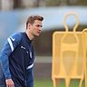 Dennis Dressel steht im Outfit des TSV 1860 München auf dem Trainingsplatz.