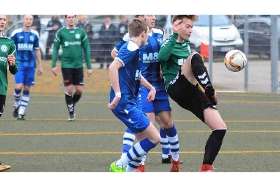 Die Schönberger (in Grün) stellten ihre Spielstärke auch auf Ludwigsluster Kunstrasen unter Beweis, sind mit dem 3:0-Sieg jetzt seit sieben Partien ungeschlagen.hartmut kölpin