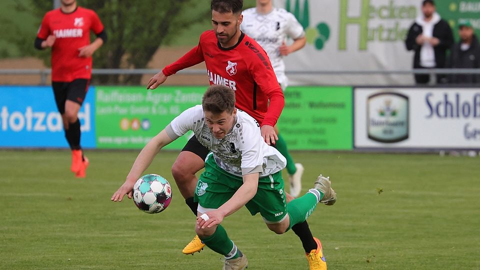 Gabriel Merane (rotes Trikot) und der TSV Aindling siegten im Spitzenspiel gegen David Trinkl und den FC Stätzling.