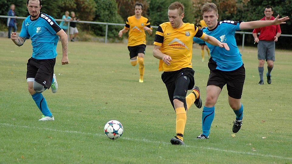 Lagerlechfelds Daniel Gleich (mitte) enteilt den Königsbrunnern Christoph Schulz-Igast (links) und Tobias Redel (rechts). Am Ende siegte die Elf von Elmar Kügle mit 3:1. Am Sonntag trifft Lagerlechfeld erneut auf ein Königsbrunner Team. Foto: Christian Kruppe