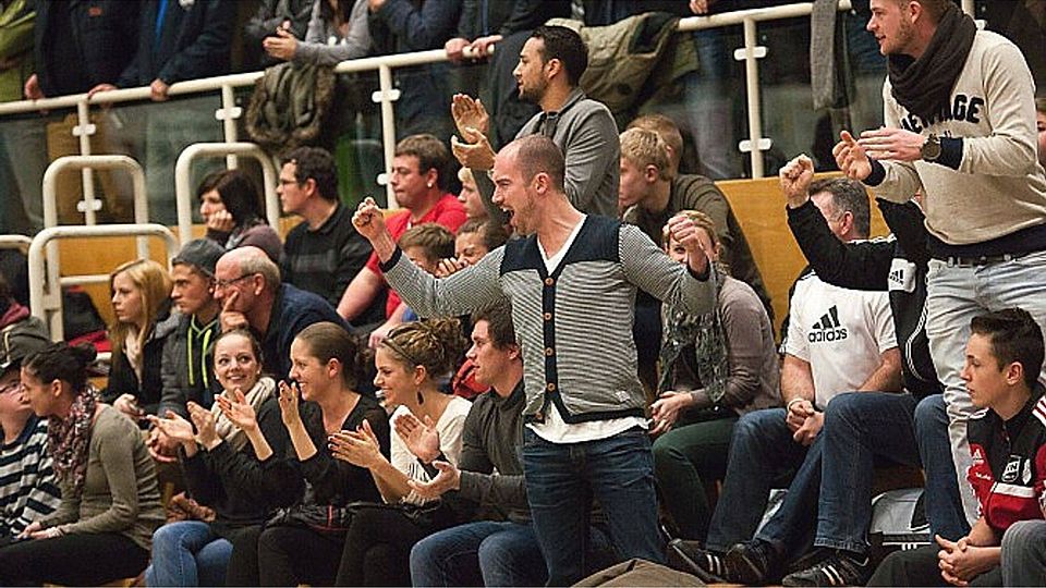 So jubelten die Fans (vom FC Gärtringen) als in der Schwabenlandhalle im Januar 2014 zum letzten Mal Aktivenfußball gespielt wurde Foto (Archiv): Schmidt