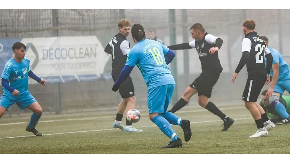 Fabian Laukel (Mitte) zieht ab und trifft zum 6:0 der Gladenbacher Reserve im Derby gegen den SSV Allna-/Ohetal. © Jens Schmidt