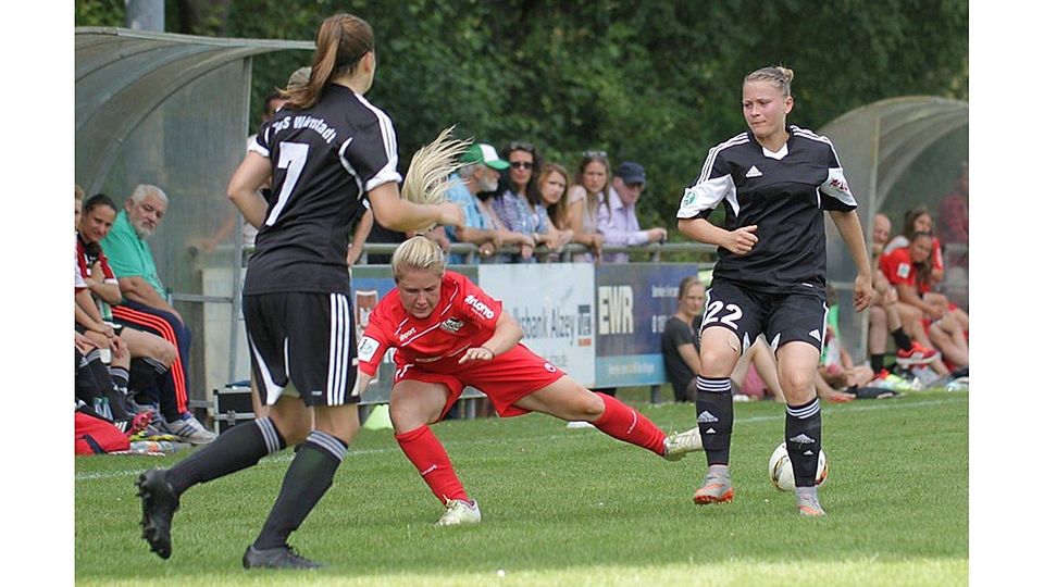 Den Ball kurz aus den Augen verloren verloren: Wörrstadts Carina Eckstein (r.) hat im Testspiel die Niederkirchenerin Natalia Stulin (M.) gestoppt. Doch nur Esther Uersfeld hat die Kugel fest im Blick. Foto:pa/Schmitz