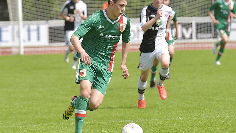Noch jagt Lukas Ettner im Trikot des FC Augsburg hinter dem Ball her, künftig wechselt er das Grün in ein edles Rot. Der 15-jährige Kühbacher spielt ab Sommer in der U16 des FC Bayern München. 	   F.: Siegfried Kerpf