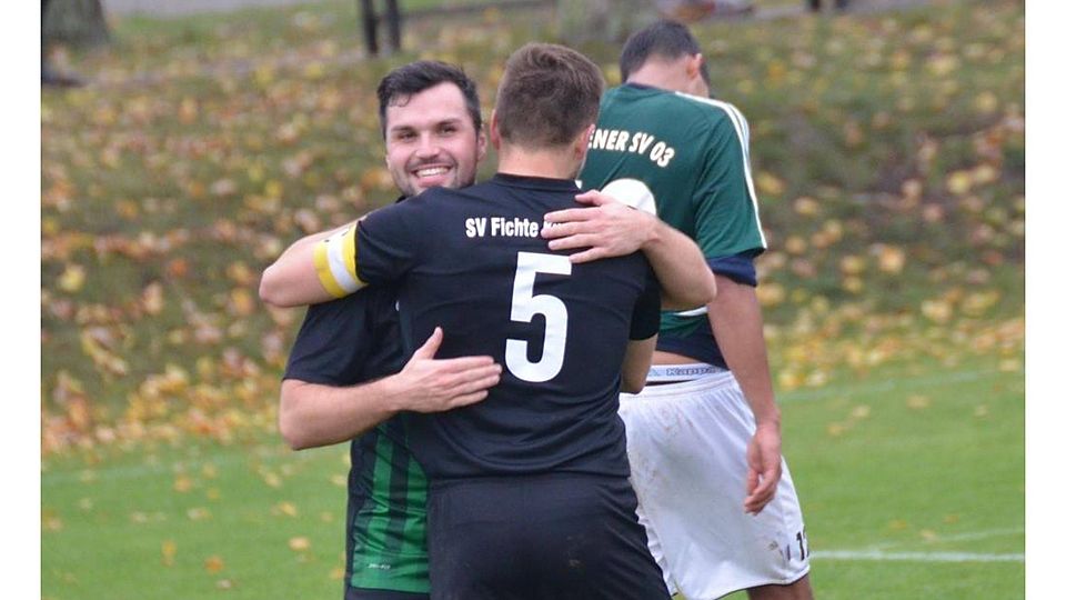 Hatte nach dem Schlusspfiff allen Grund zum Lachen: Kunersdorfs Felix Badack (l.). F: Knüpfer