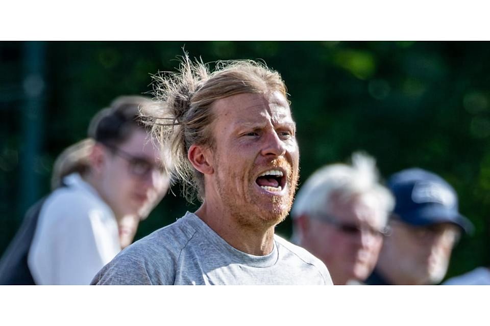 „Eine tolle Vorstellung“ bescheinigt Trainer Mario Schappert seinen Jungs vom SC Waldgirmes nach einem wichtigen 2:0-Sieg im Abstiegskampf der Hessenliga. © Jenniver Röczey