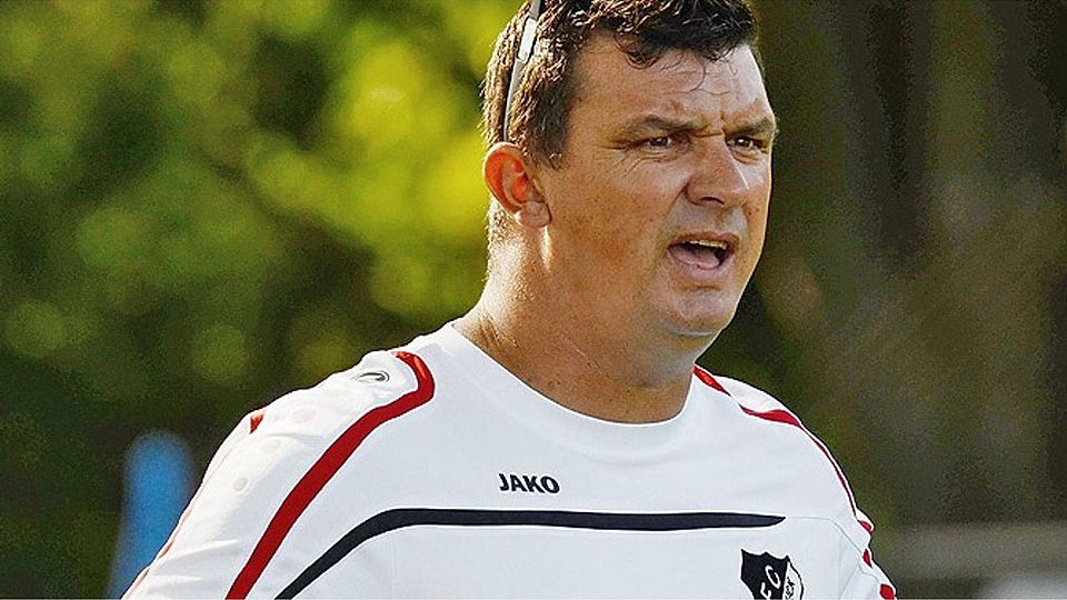 Sprang kurzfristig als Schiedsrichter ein: Zell-Brucks Trainer Rinaldo Markati.  Foto: Xaver Habermeier