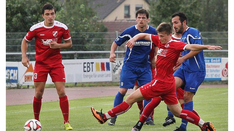 Eine Szene aus der Mittwochspartie: Paul Weber springt mit einem Ausfallschritt in einen Neckarsulmer Pass. Benjamin Kurz (links) schaut zu. Das Spiel endet 3:1 - am Samstag in Schluchtern heißt es 1:3.