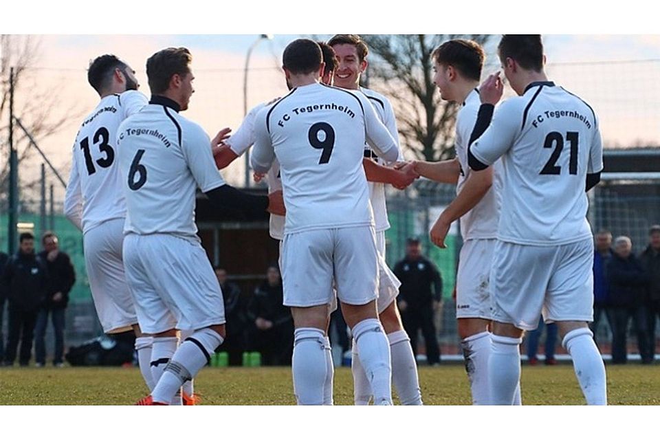 Im Nachholspiel gegen Raigering feierte der FC Tegernheim am Donnerstag einen souveränen 5:0-Kantersieg. Foto: Würthele Im Nachholspiel gegen Raigering feierte der FC Tegernheim am Donnerstag einen souveränen 5:0-Kantersieg. Foto: Würthele