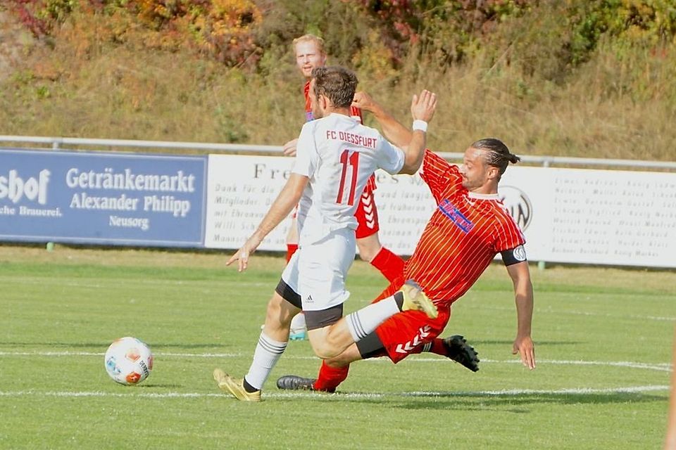 Sollte Primus FC Dießfurt (in Weiß) das Topduell der Weststaffel gegen den "Vize" SV Neusorg (in Rot) für sich entscheiden, kann er den Meisterschaftssekt schon kaltstellen.