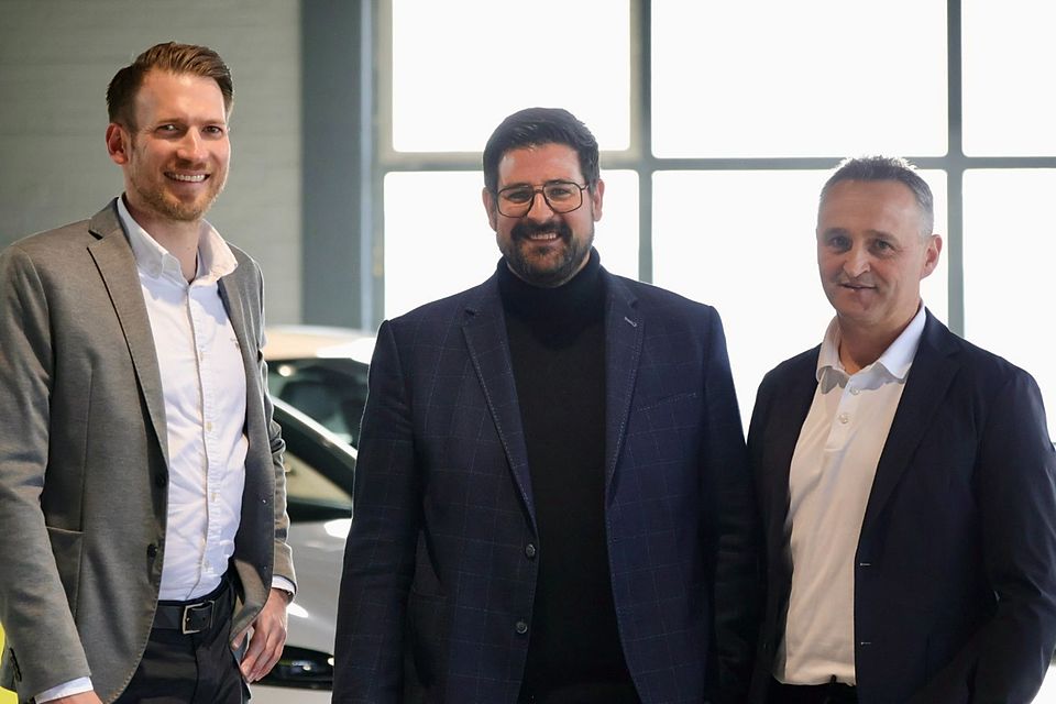 Offizieller Startschuss in Passau: (v. re.) AVP-Geschäftsführer Manfred Weidinger, Inhaber Franz Hirtreiter und der Vertreter von BYD präsentieren die neuen Elektromodelle beim AVP AUTOLAND. Offizieller Startschuss in Passau: (v. re.) AVP-Geschäftsführer Manfred Weidinger, Inhaber Franz Hirtreiter und der Vertreter von BYD präsentieren die neuen Elektromodelle beim AVP AUTOLAND.