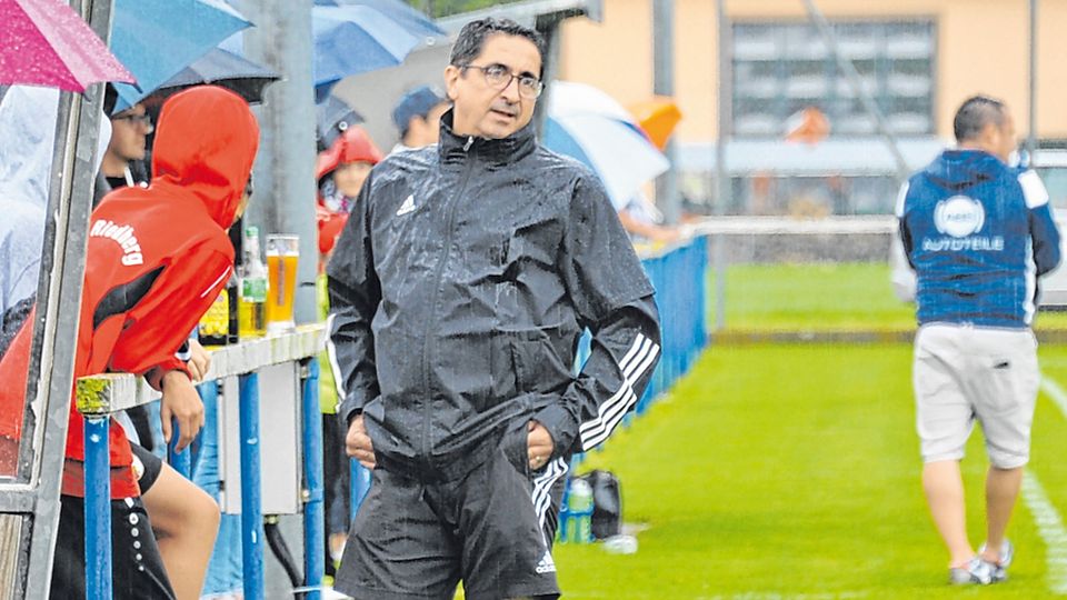 Will am Ende der Saison nicht mit leeren Taschen im Regen stehen: Binswangens Trainer Ewald Gebauer hofft auf eine gute Frühjahrsrunde seiner allerdings personell dezimierten Kicker.