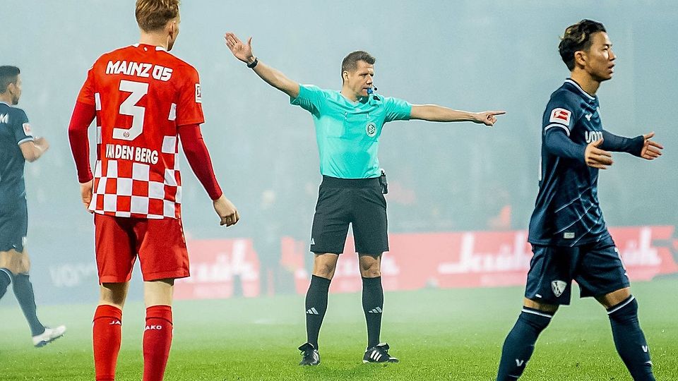 Pfeift im Pokal: Patrick Ittrich. 