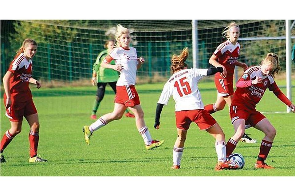 Vergeblich gekämpft: Die Fußballerinnen des VfL Wildeshausen (rote Trikots) mussten sich dem Bezirksliga-Tabellenführer RW Damme mit 2:6 geschlagen geben. Michael Hiller