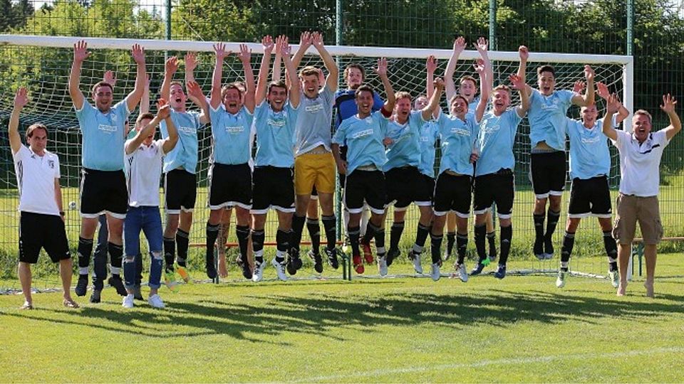 Die Fußballer des SV Deuchelried feiern nach einem 2:0-Sieg gegen die SGM Herlazhofen/Friesnhofen die Meisterschaft. Foto: Josef Kopf
