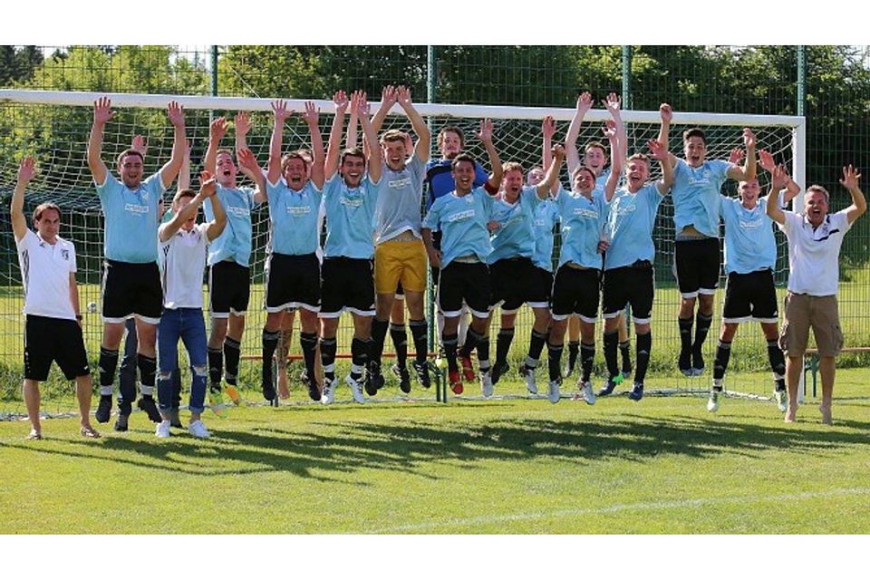 Die Fußballer des SV Deuchelried feiern nach einem 2:0-Sieg gegen die SGM Herlazhofen/Friesnhofen die Meisterschaft. Foto: Josef Kopf
