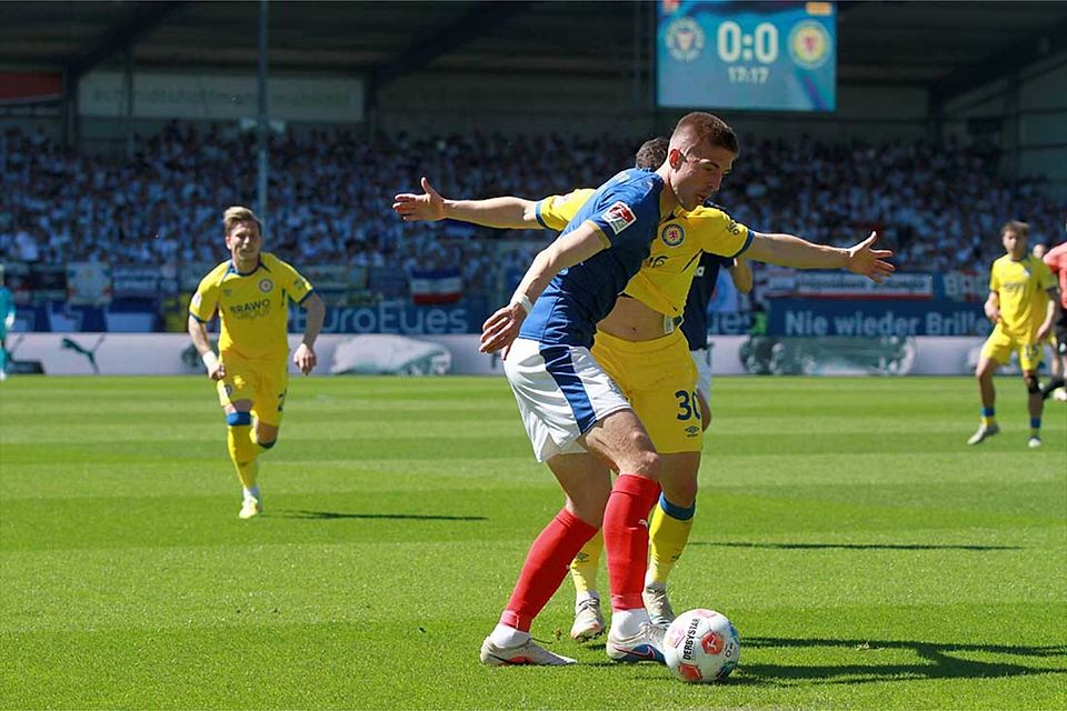 Trikottest gelungen - Marko Ivezic (Holstein Kiel) gegen Robin Heußner (Eintr. Braunschweig), der aber auch vorher seine Hand im Spiel hatte. 