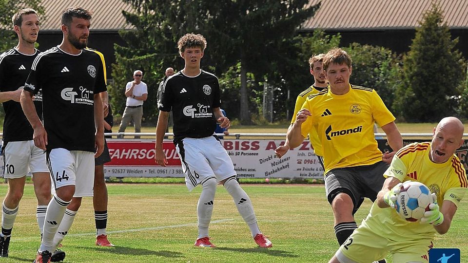 Im letzten Heimspiel des Jahres will die SV Grafenwöhr (in Gelb-Schwarz) mit einem Sieg gegen den VfB Rothenstadt (in Schwarz-Weiß) den Anschluß ans Führungsduo halten.