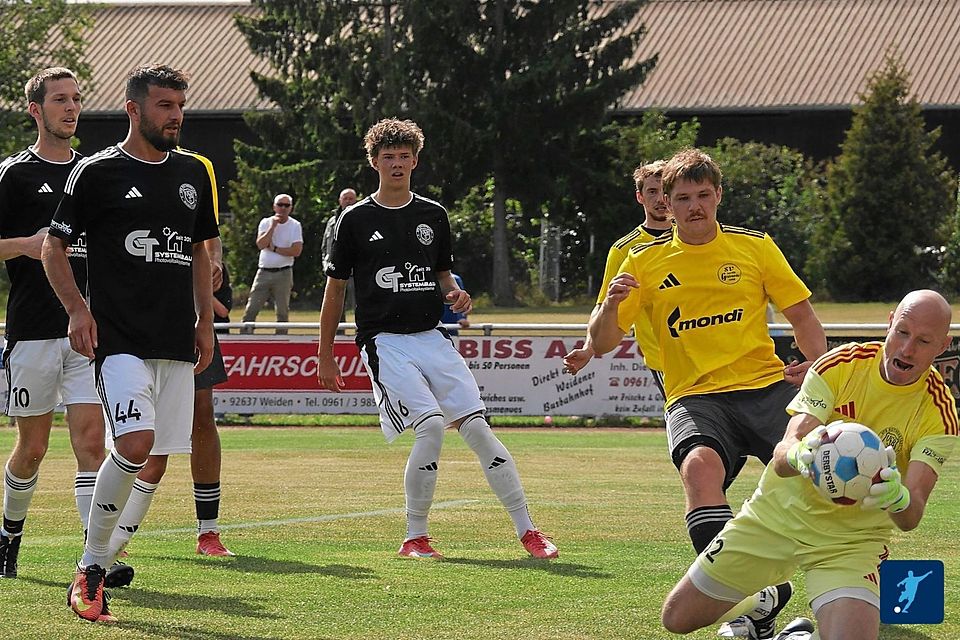 Im letzten Heimspiel des Jahres will die SV Grafenwöhr (in Gelb-Schwarz) mit einem Sieg gegen den VfB Rothenstadt (in Schwarz-Weiß) den Anschluß ans Führungsduo halten.