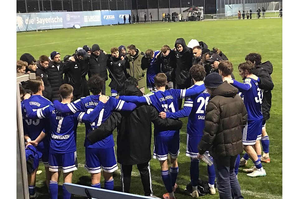 Gedämpfte Stimmung: Die Deisenhofner Spieler treffen sich nach dem Abpfiff im Kreis.