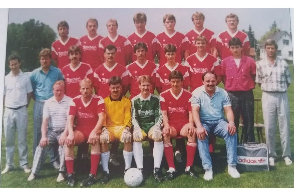 Der größte Erfolg der Vereinsgeschichte: Unter dem 2. Vorsitzenden Hans Mörtlbauer (mittlere Reihe, 2.v.l.) stieg Dorfbach 1988 in die Kreisliga auf.
