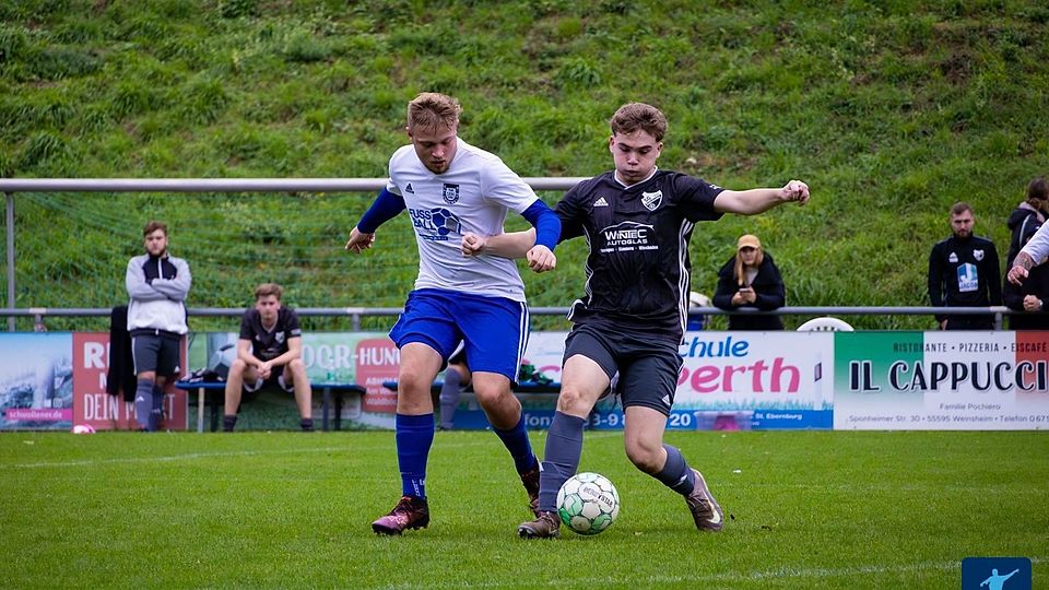 Umkämpfte Partie mit zwei völlig unterschiedlichen Halbzeiten: Der TuS Waldböckelheim II (in weiß-blau) egalisierte gegen die SG Guldenbachtal (in den dunklen Trikots) einen 0:3-Pausenrückstand.