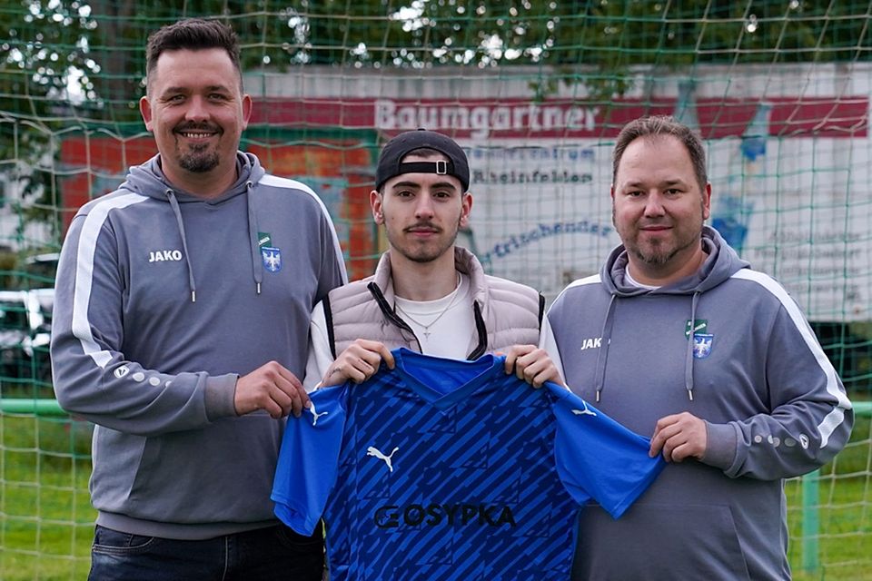 Von links: Sven Schmitt (Abteilungsleiter Sport SVN), Samuel Pisano und Kai Weber (Vorstand Sport FVD) | Foto: Laura Balling