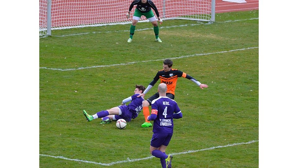 Die Moral beim FC Eintracht Bamberg (violette Trikots) scheint immer noch nicht gebrochen zu sein. F: Michael Pauly